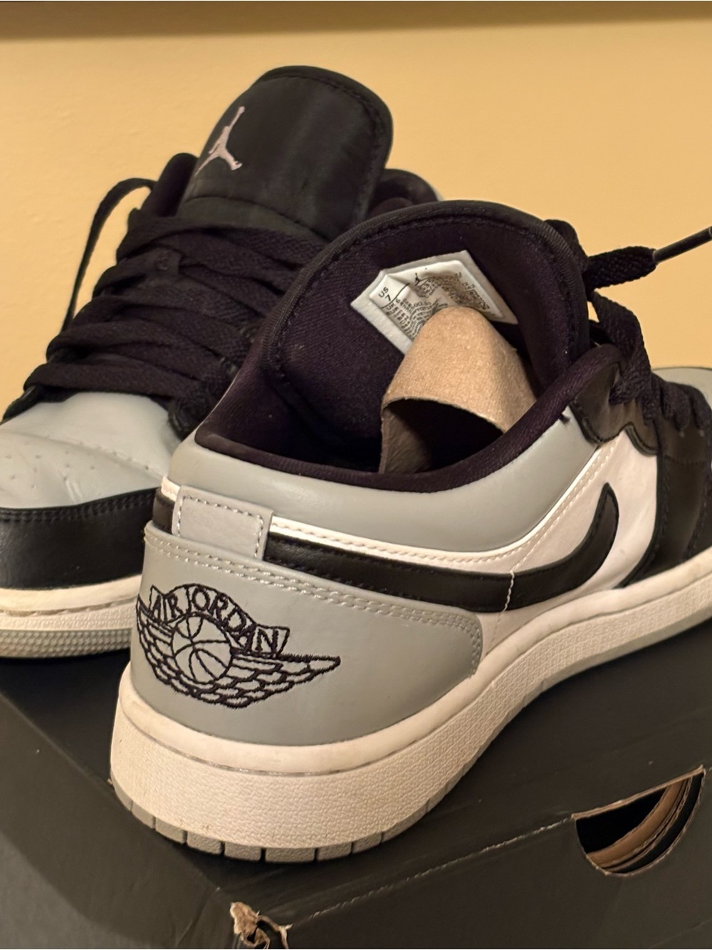 Air Jordan 1 Low 
Shadow toe smoke grey/black-white